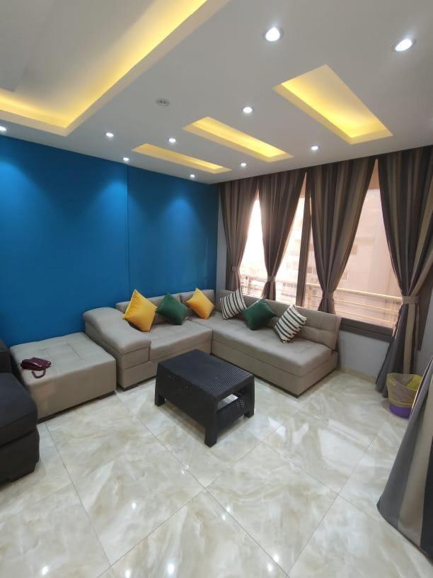 With 3 Bedrooms Apartment *